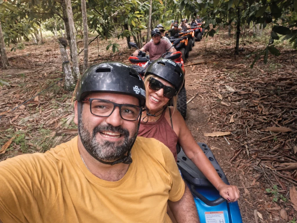 Joaquim e Renata sorrindo durante passeio de aventura.