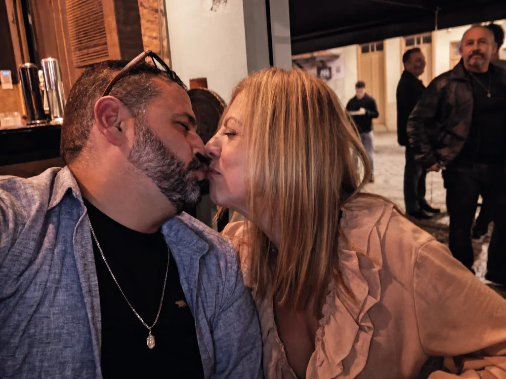 Joaquim e Renata se beijando em momento de carinho.